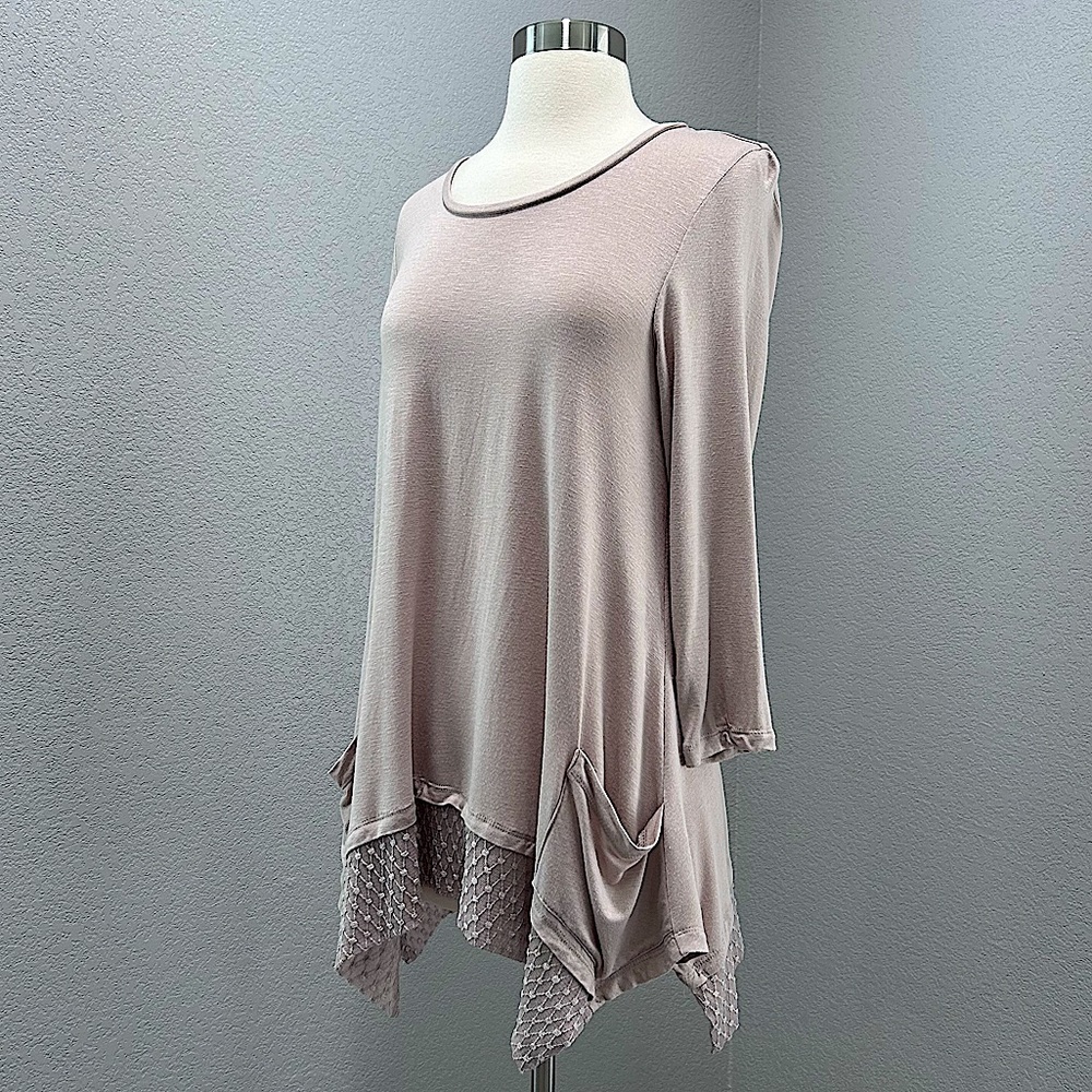 ❗️3/$20❗️LOGO by Lori Goldstein Slub Knit Top w/ Embroidered Hem